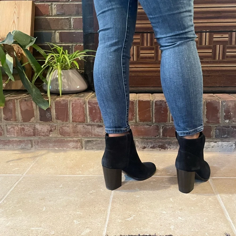 Like new Frye Myra Boots/Booties. Black Suede. Size 7 - Picture 4 of 12